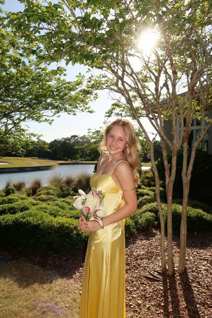 Robe de soirée sirène modeste à fines bretelles en satin jaune avec fente, longue robe de bal formelle, tenue pour un 22e anniversaire AB1419