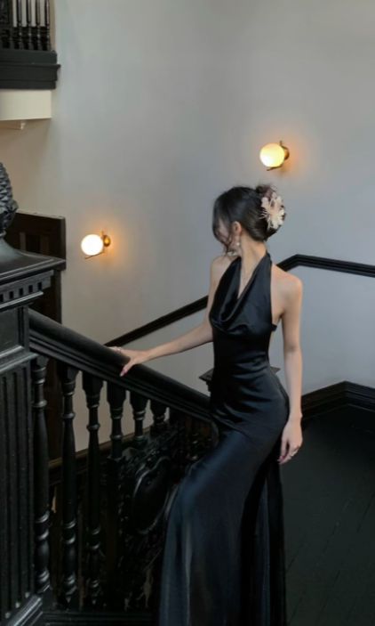 Elegantes, rückenfreies Meerjungfrauen-Halterkleid aus schwarzem Satin für Damen – langes, formelles Ballkleid, Outfit zum 22. Geburtstag AB1424