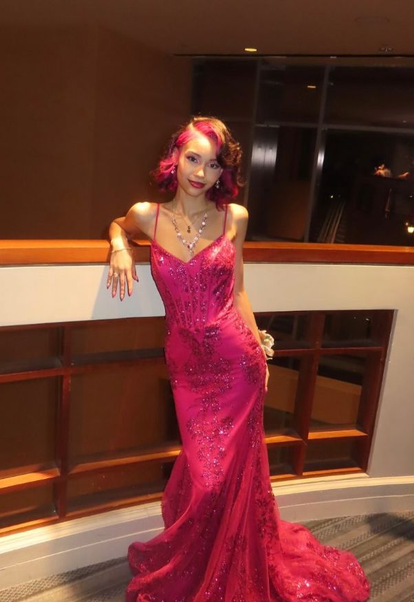 Robe de soirée longue à fines bretelles et dentelle à sequins rose fuchsia, inspirée des sirènes scintillantes, idéale pour un bal de promo ou un 22e anniversaire (AB1365)