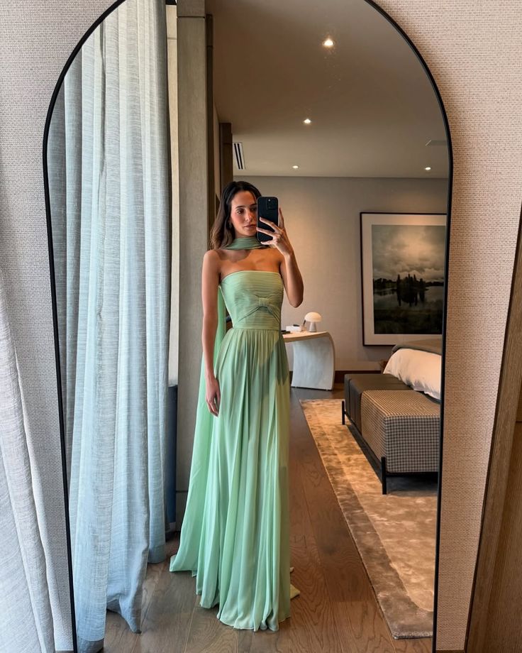 Robe de bal bustier vert menthe en mousseline, coupe trapèze, inspiration robe de bal longue et simple avec foulard AB265