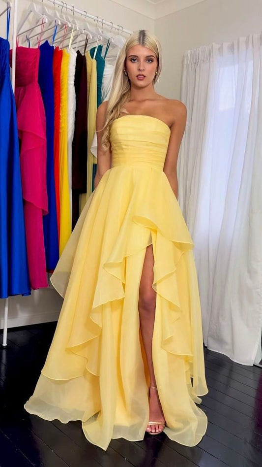 Robe de bal jaune modeste sans bretelles, coupe trapèze, avec fente AB201