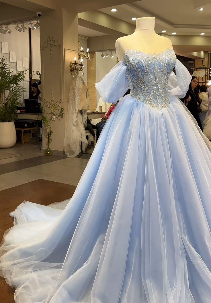 Einzigartiges schulterfreies Ballkleid aus hellblauem Tüll mit Perlen – Inspiration für formelle Abendgarderobe AB1444