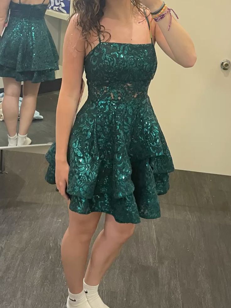 Mignonne robe de bal à bretelles spaghetti vert foncé Mini robes de graduation Hoco courtes Tenues de bal des finissants RB3697
