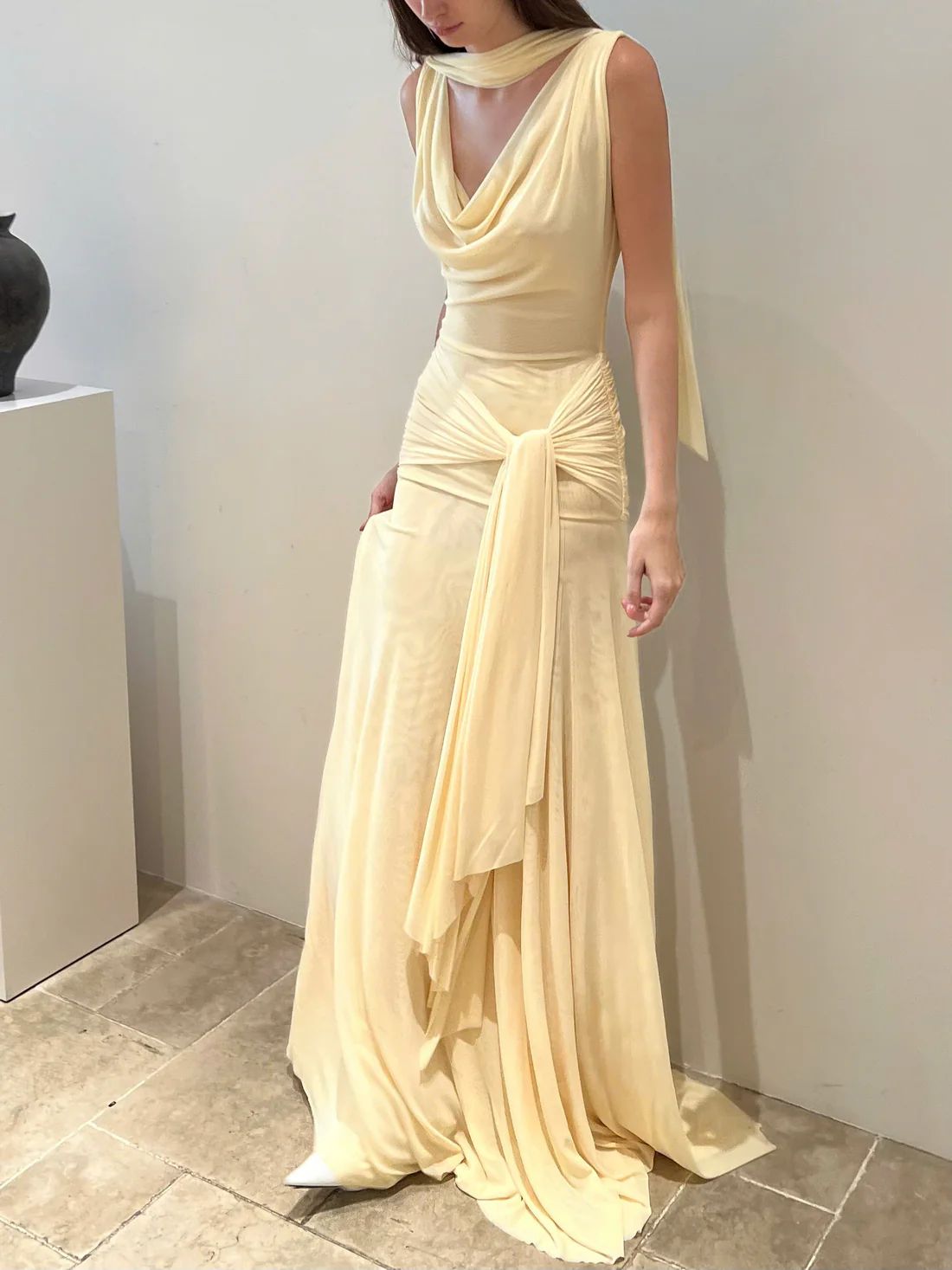 Elegantes, gelbes Meerjungfrauenkleid mit V-Ausschnitt, Falten und Raffungen, inklusive Schal – das perfekte Kleid für festliche Anlässe, formelle Ballkleider oder den 22. Geburtstag (AB1445).