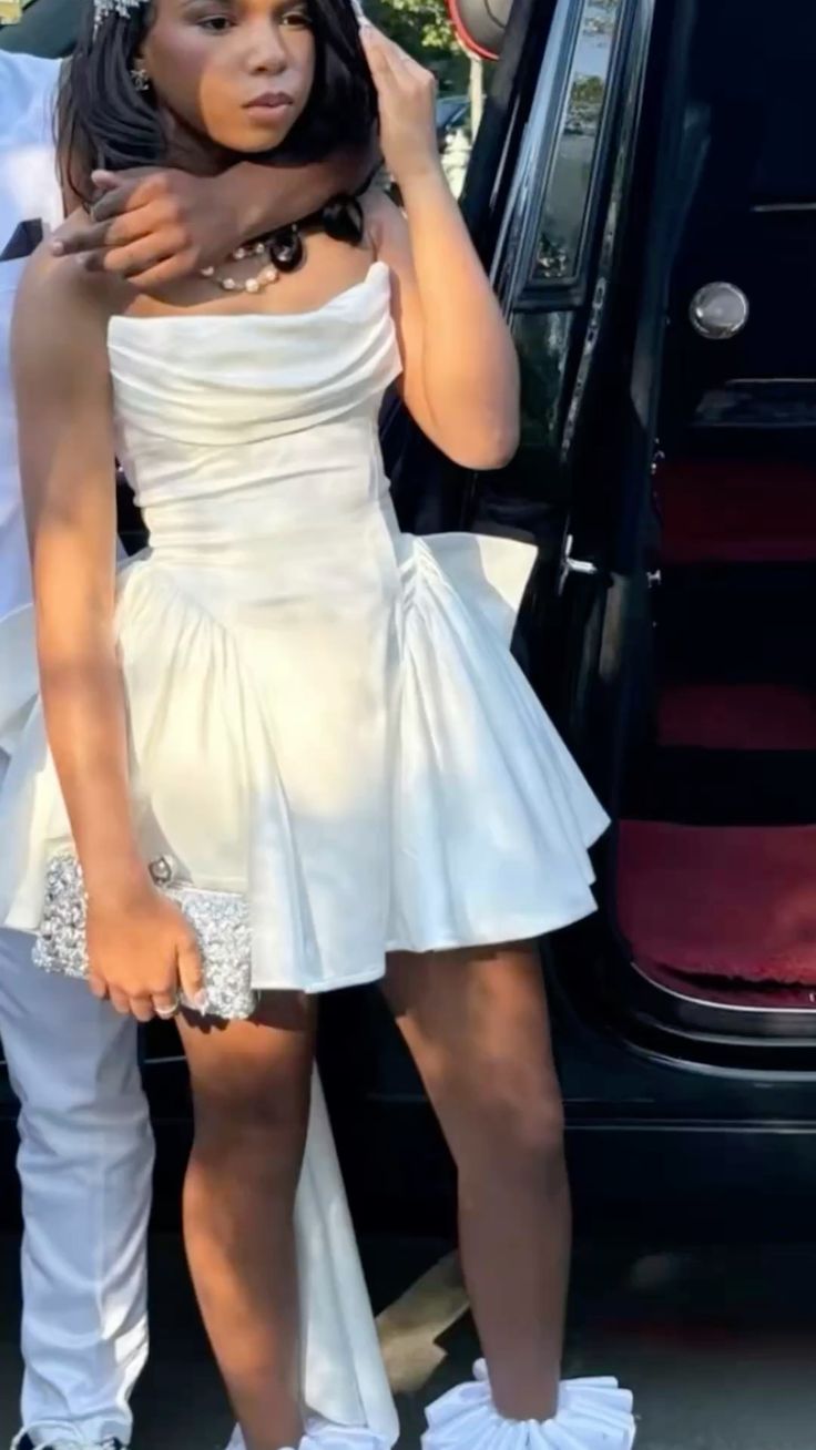 Mignonne robe de bal bustier blanche avec nœud mini-courte. Inspiration robes de bal de promo, robes de retour à la maison RB4155