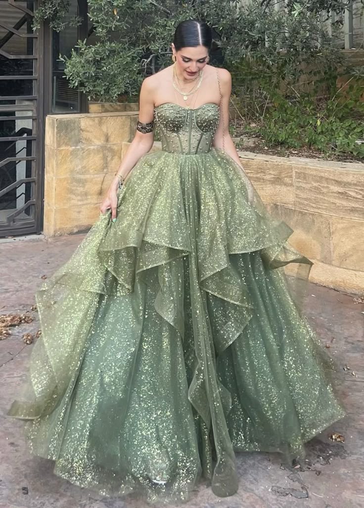 Robe de bal verte élégante sans bretelles, ornée de perles et de tulle, idéale pour les fêtes et les occasions spéciales comme une robe de soirée ou une robe de bal formelle pour un 22e anniversaire (AB1432).