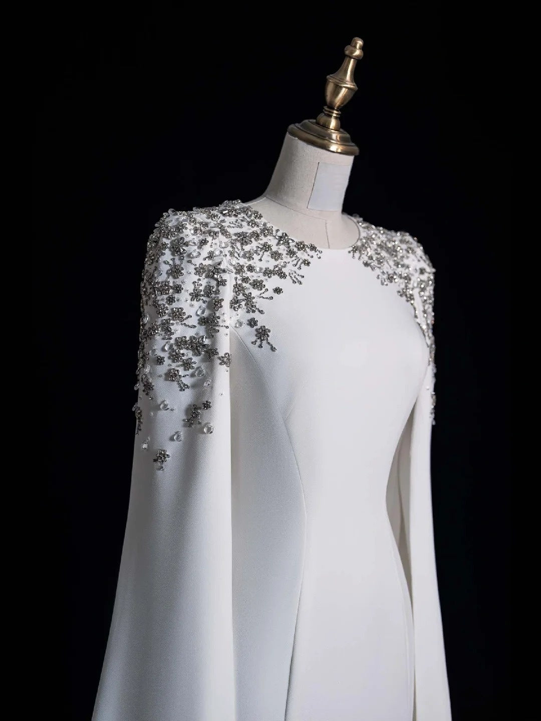 Zeitloses weißes Meerjungfrauen-Brautkleid aus Satin mit U-Boot-Ausschnitt, langen Ärmeln und märchenhaftem Boho-Stil – Strand- und Sommerbrautkleid N555