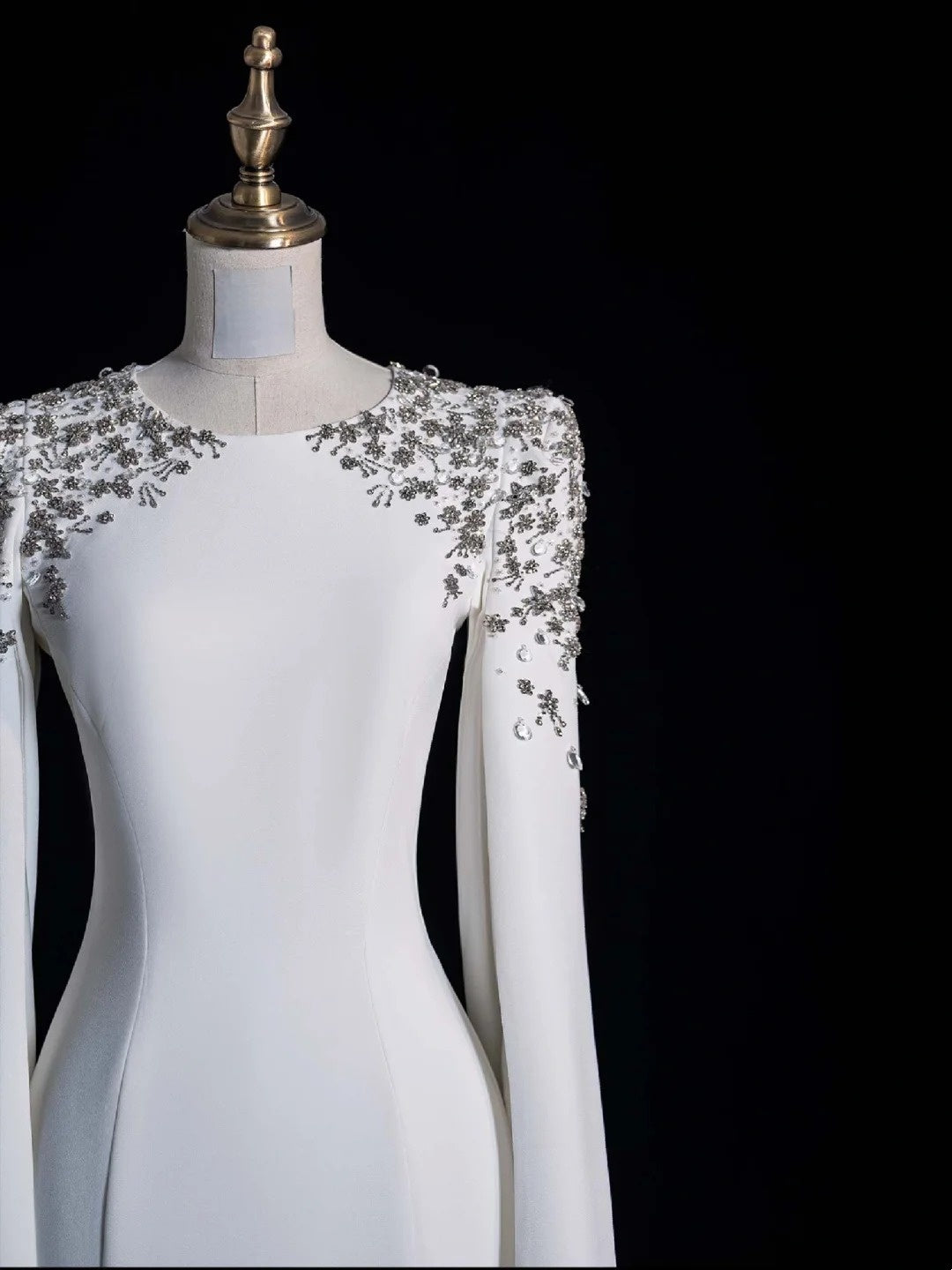 Zeitloses weißes Meerjungfrauen-Brautkleid aus Satin mit U-Boot-Ausschnitt, langen Ärmeln und märchenhaftem Boho-Stil – Strand- und Sommerbrautkleid N555