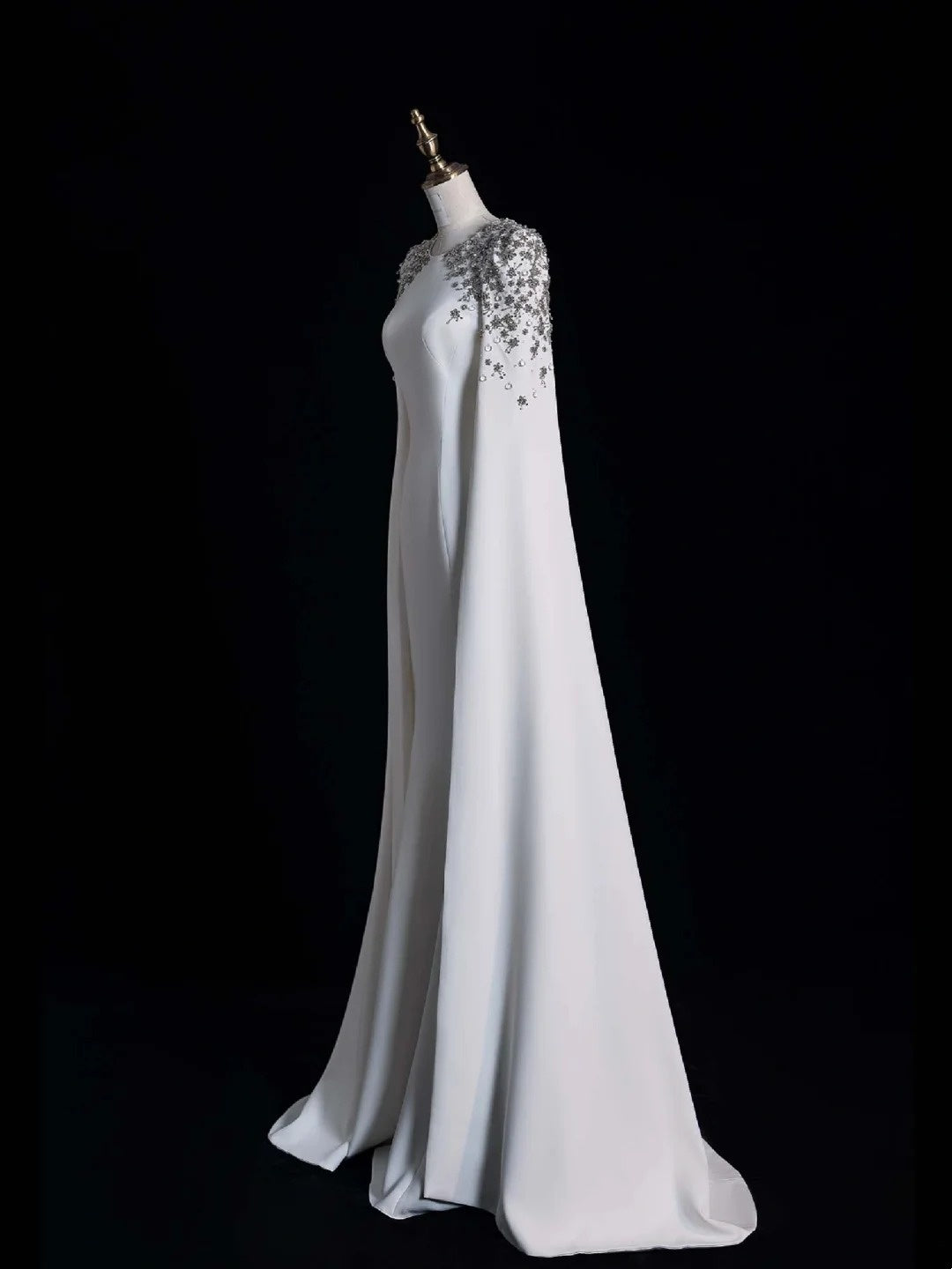 Zeitloses weißes Meerjungfrauen-Brautkleid aus Satin mit U-Boot-Ausschnitt, langen Ärmeln und märchenhaftem Boho-Stil – Strand- und Sommerbrautkleid N555