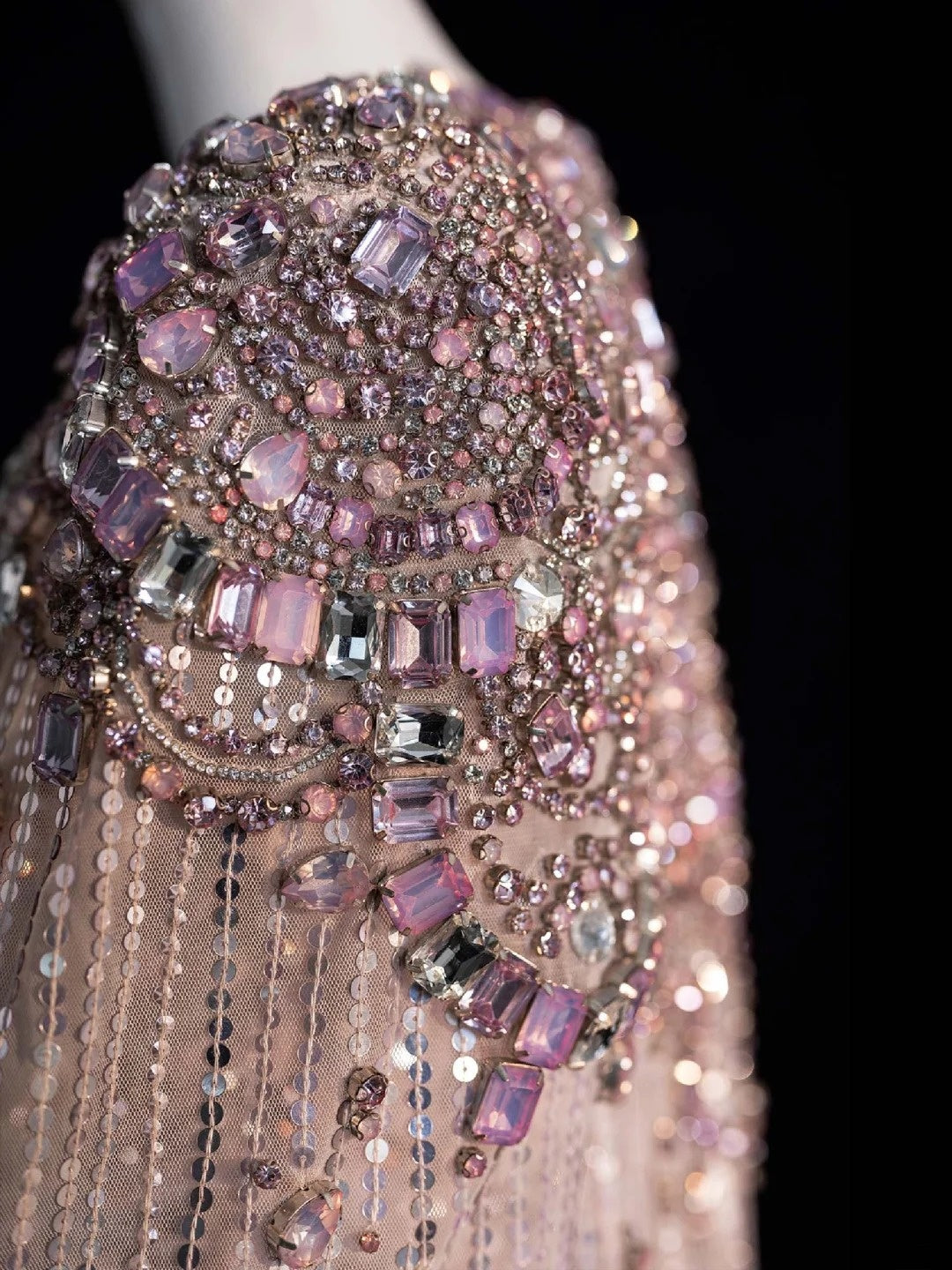 Funkelndes langes A-Linien-Abendkleid mit V-Ausschnitt, rosa Pailletten und Perlenbesatz am Oberteil, formelles Ballkleid N547