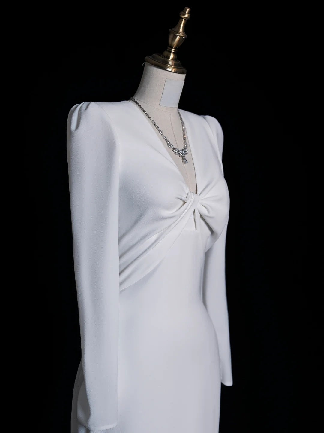 Robe de mariée blanche en satin, col V simple, manches longues, style sirène, inspiration automne féérique N549