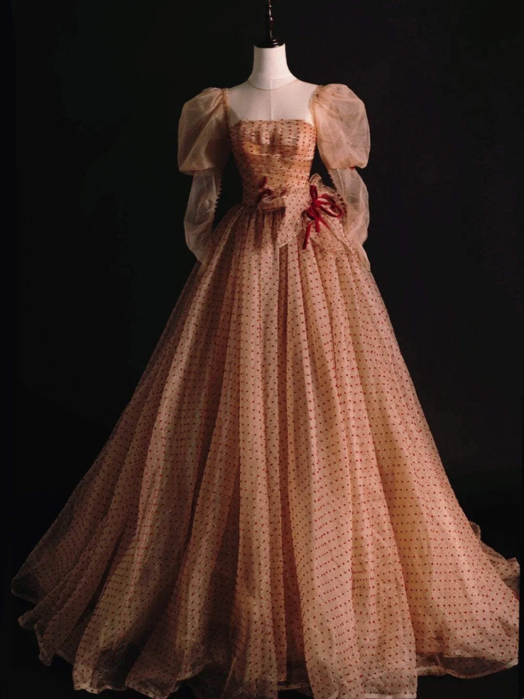 Elegantes, trägerloses Ballkleid aus Tüll mit Polka-Dots und langen Ärmeln – ideal für Schülerinnen und Mädchen, auch als formelles Brautjungfernkleid geeignet (Modell N1036).