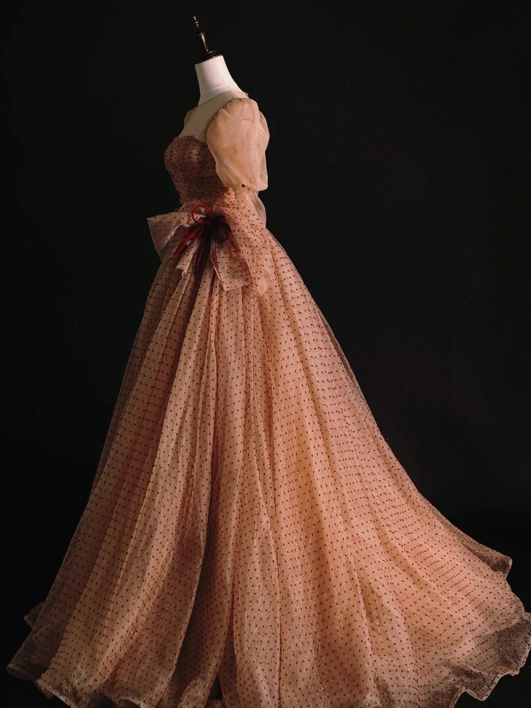 Elegantes, trägerloses Ballkleid aus Tüll mit Polka-Dots und langen Ärmeln – ideal für Schülerinnen und Mädchen, auch als formelles Brautjungfernkleid geeignet (Modell N1036).