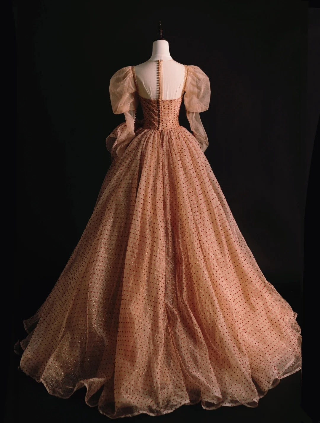 Elegantes, trägerloses Ballkleid aus Tüll mit Polka-Dots und langen Ärmeln – ideal für Schülerinnen und Mädchen, auch als formelles Brautjungfernkleid geeignet (Modell N1036).