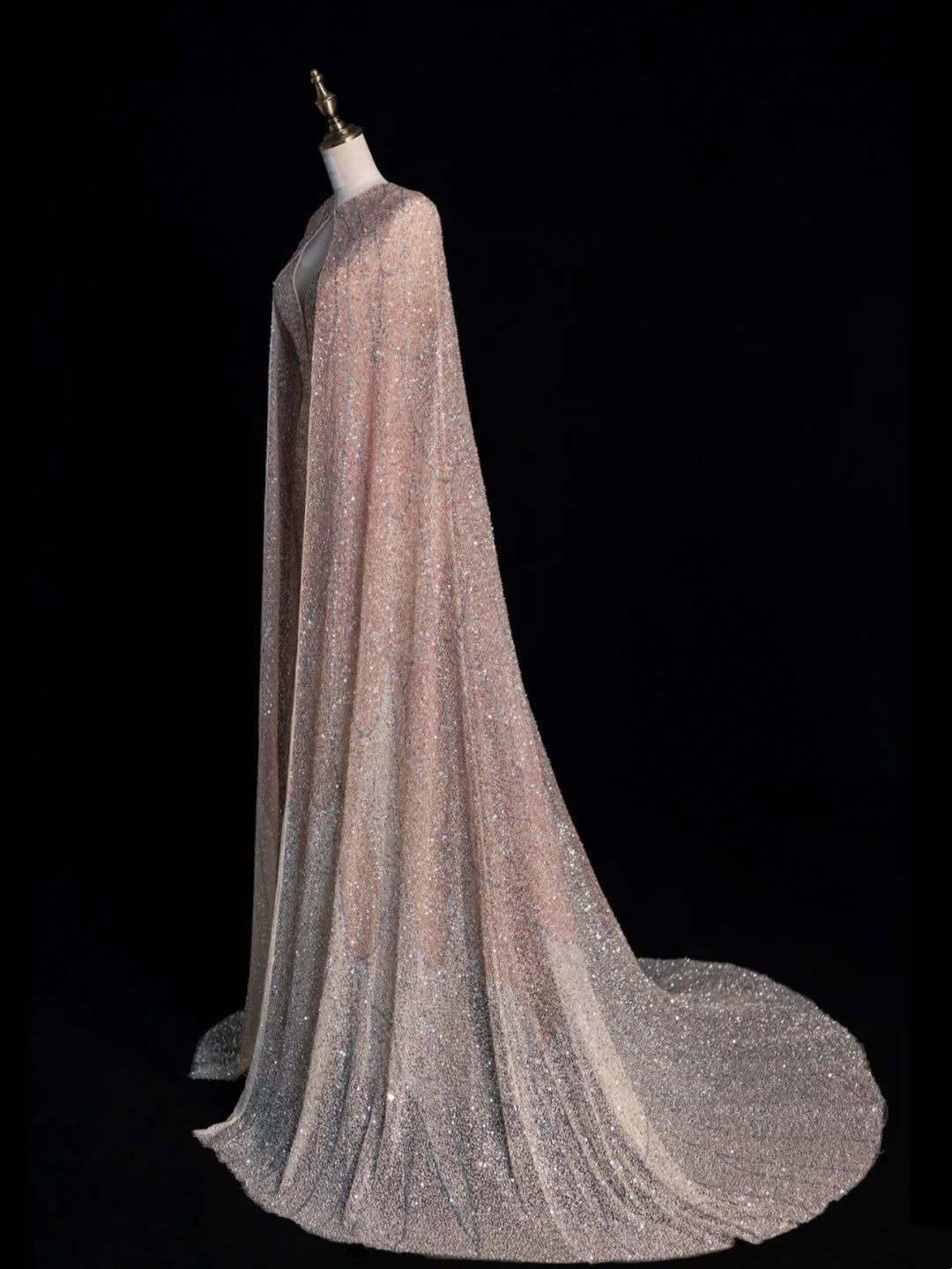 Robe de bal longue rose sirène à fines bretelles et sequins, avec cape, N1043