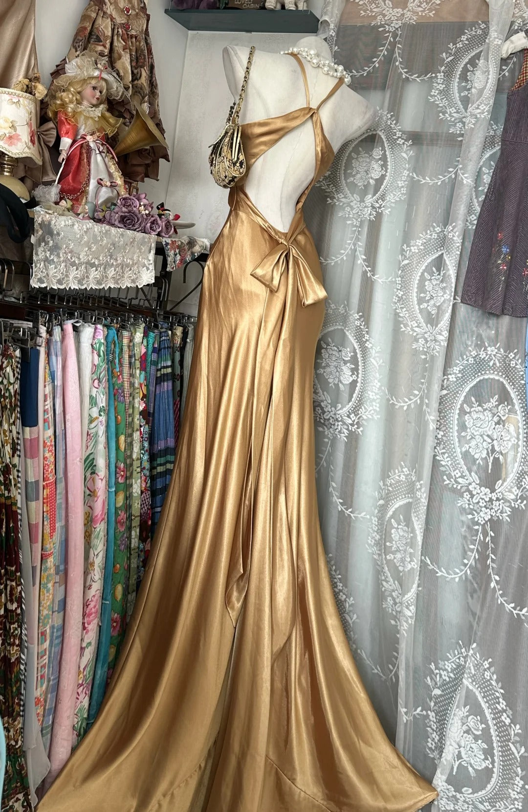 Elegantes, rückenfreies, langes Meerjungfrauen-Abendkleid aus goldfarbenem Satin mit V-Ausschnitt für Teenager – Abendgarderobe, formelles Kleid N1047