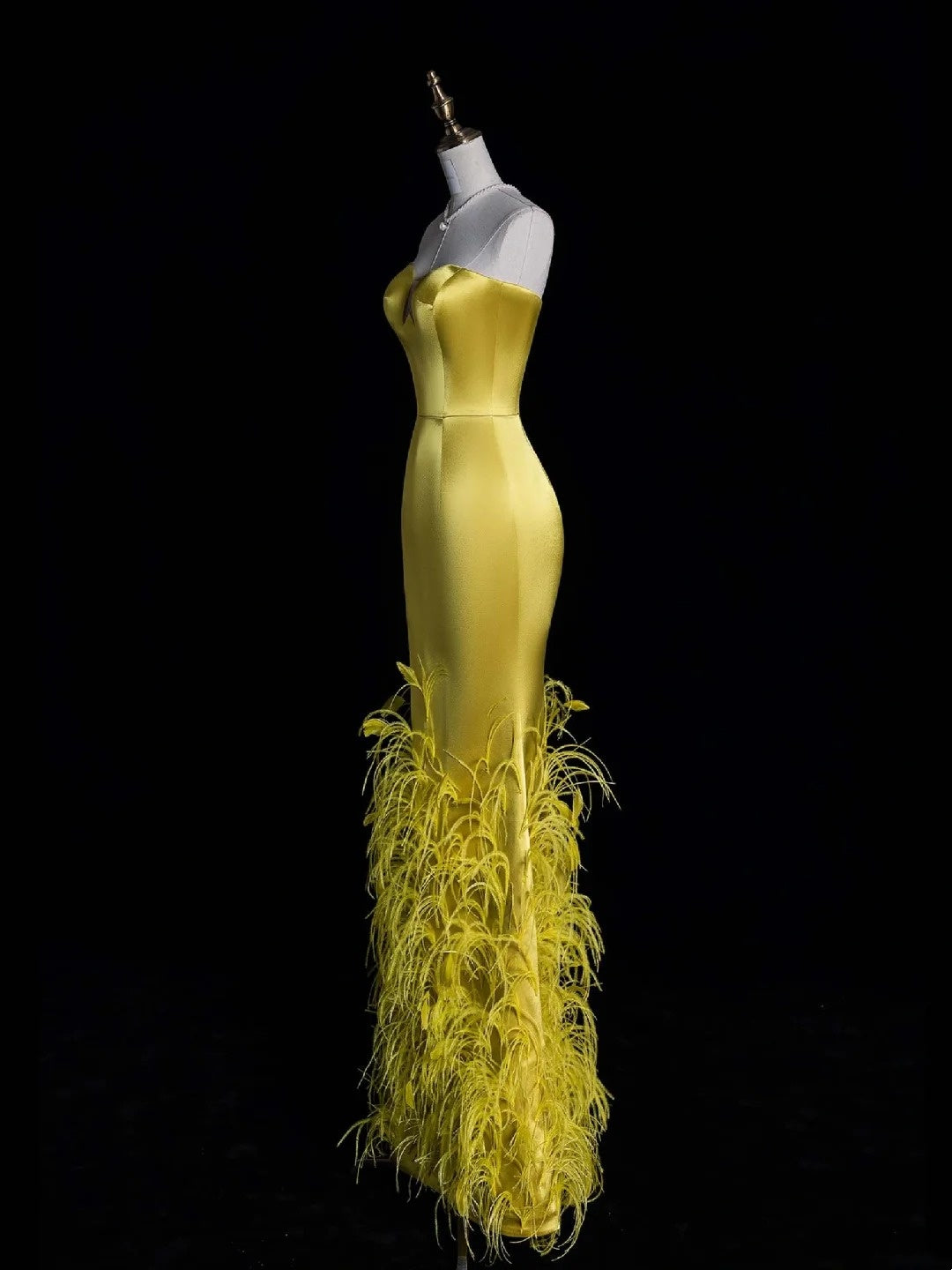 Einzigartiges, langes Meerjungfrauen-Abendkleid aus Satin mit Federn und goldenem Ausschnitt, formelles Kleid N1052