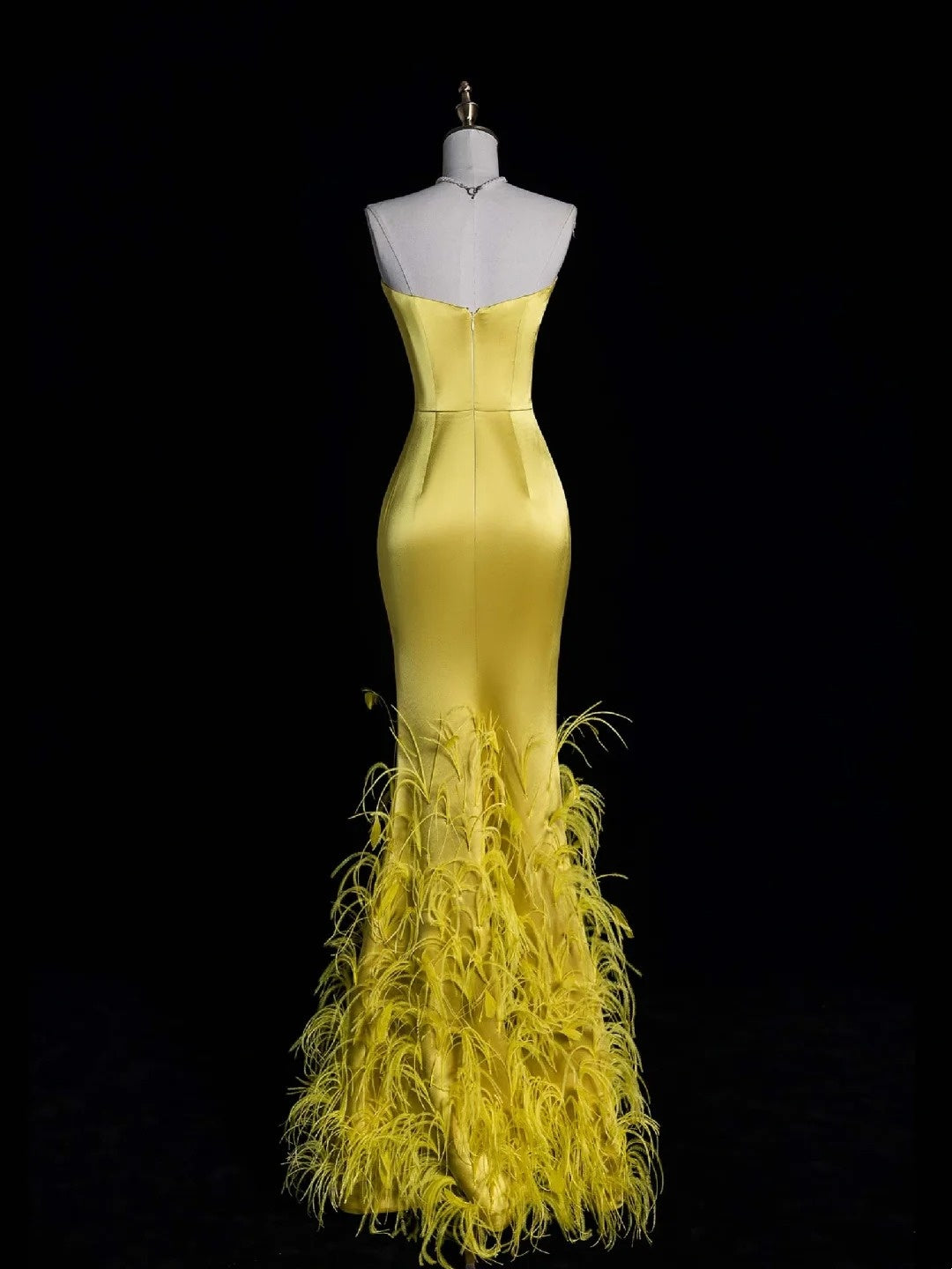 Einzigartiges, langes Meerjungfrauen-Abendkleid aus Satin mit Federn und goldenem Ausschnitt, formelles Kleid N1052