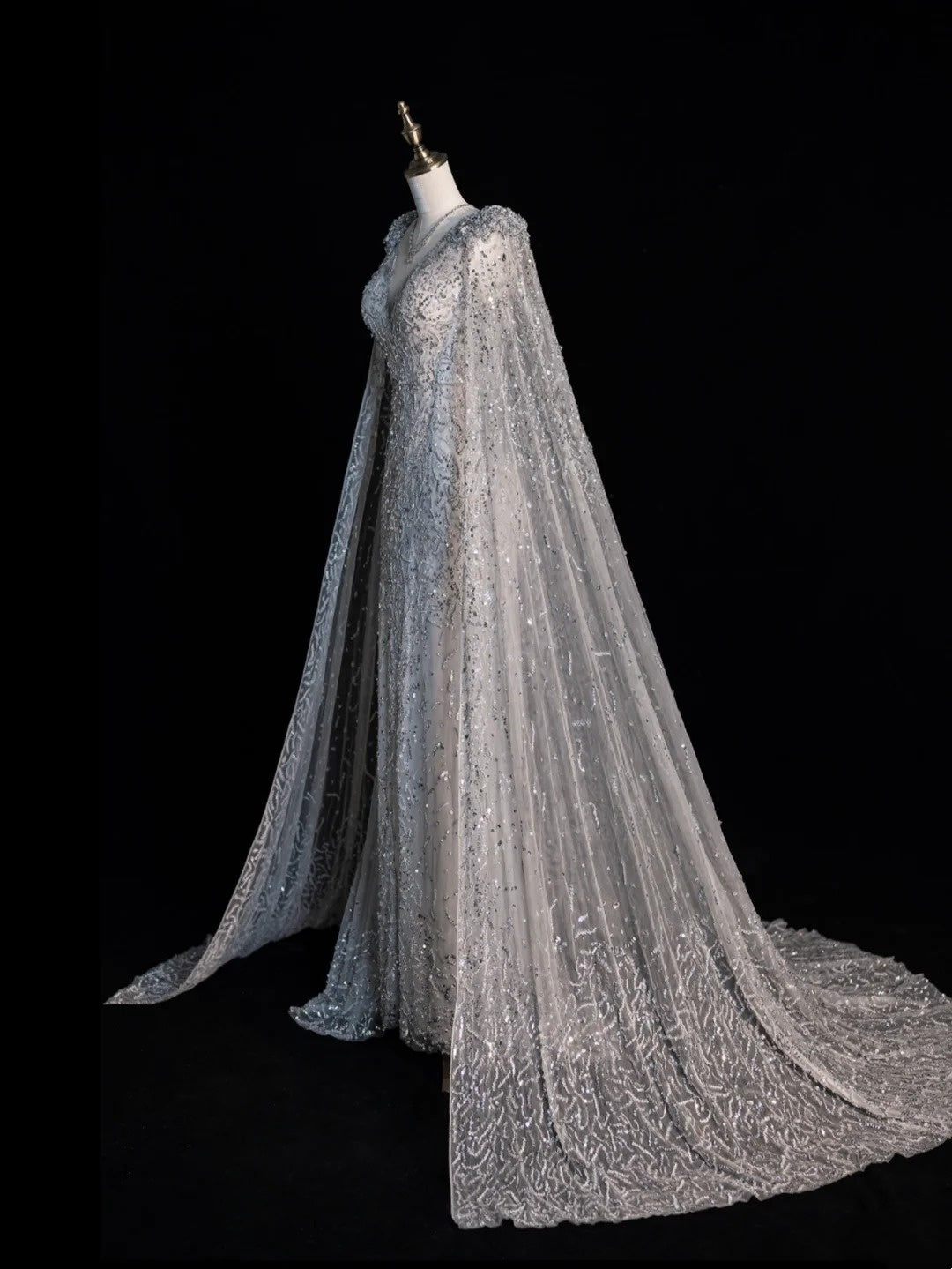 Robe de bal longue sirène gris argenté à col en V et cape à sequins, élégante et raffinée, référence N1066