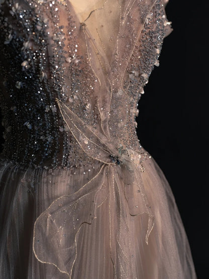 Elegantes, graues Tüllkleid in A-Linie mit V-Ausschnitt, Ärmeln und Perlenstickerei – ideal für College, formelle Anlässe und Abschlussball (N1234).