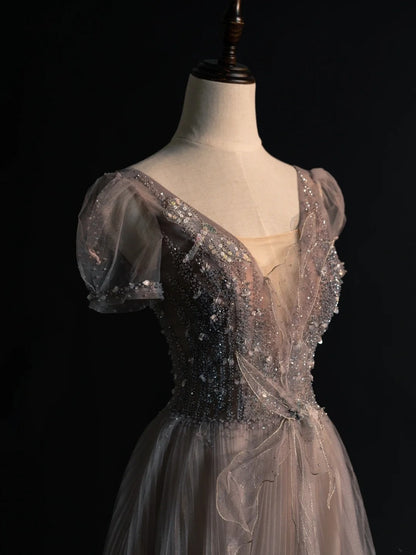 Elegantes, graues Tüllkleid in A-Linie mit V-Ausschnitt, Ärmeln und Perlenstickerei – ideal für College, formelle Anlässe und Abschlussball (N1234).
