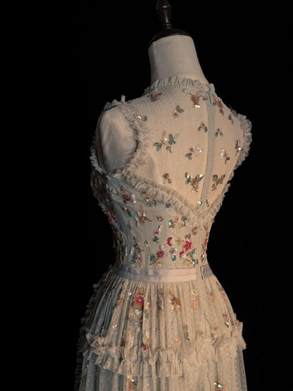 Robe de bal longue princesse trapèze à bretelles spaghetti, fleurs blanches, tulle, inspiration printemps, N1235