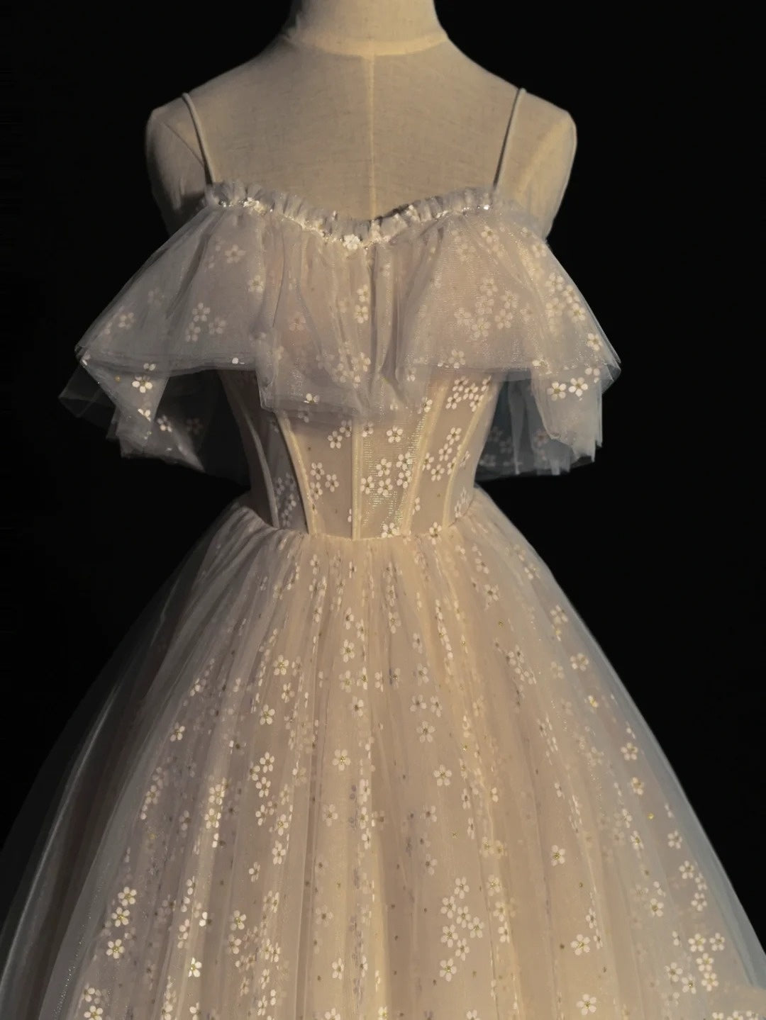 Prinzessinnen-Ballkleid mit Spaghettiträgern, weißen Blumen, Tüll, Frühlingsinspiration, langes Abendkleid N1236