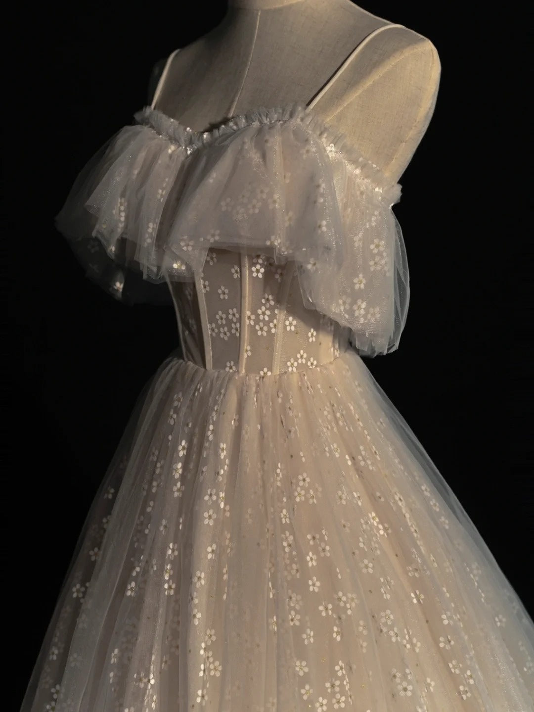 Prinzessinnen-Ballkleid mit Spaghettiträgern, weißen Blumen, Tüll, Frühlingsinspiration, langes Abendkleid N1236