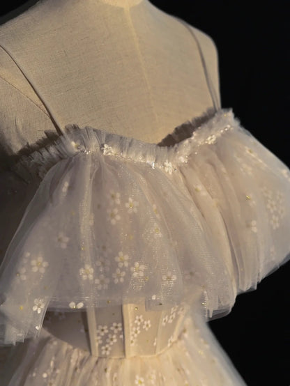 Prinzessinnen-Ballkleid mit Spaghettiträgern, weißen Blumen, Tüll, Frühlingsinspiration, langes Abendkleid N1236