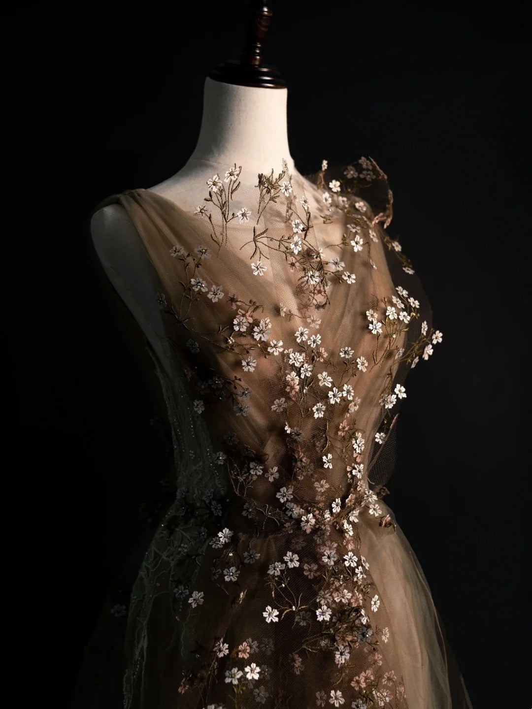 Elegantes, schlichtes A-Linien-Kleid aus Tüll mit V-Ausschnitt und Blumenmuster – perfekt für College, Abschlussball oder andere festliche Anlässe (N1238)