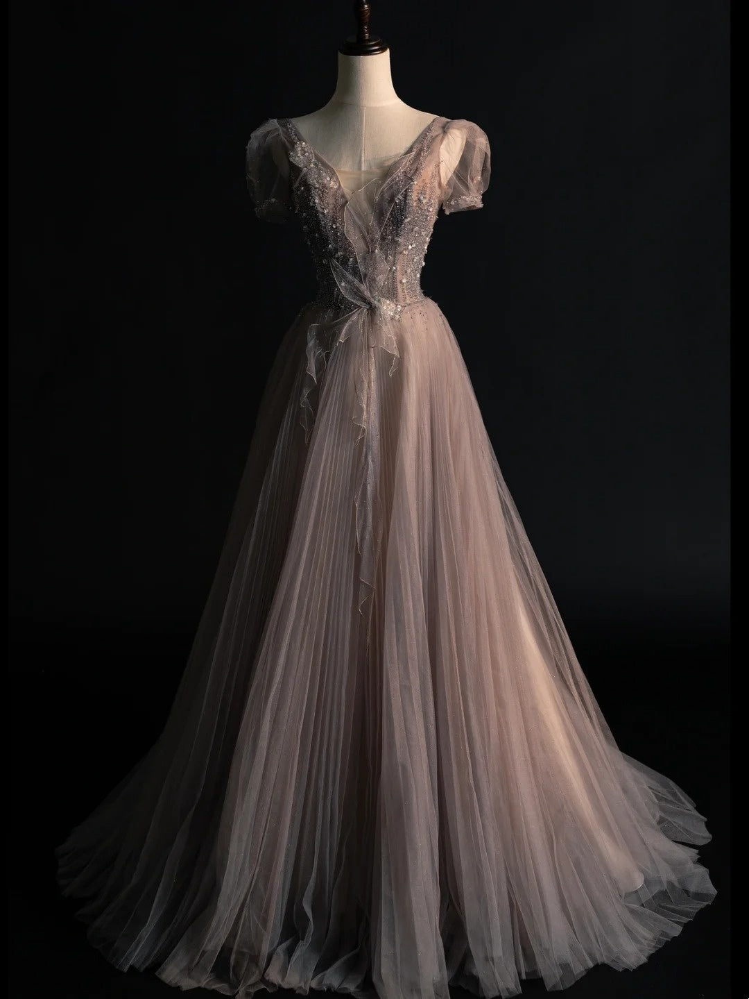 Elegantes, graues Tüllkleid in A-Linie mit V-Ausschnitt, Ärmeln und Perlenstickerei – ideal für College, formelle Anlässe und Abschlussball (N1234).