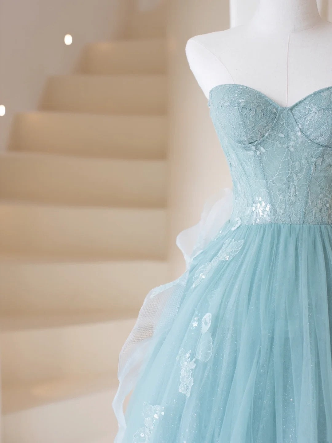 Niedliches, trägerloses, hellblaues Tüll-Abendkleid – ein echter Hingucker zum 19. Geburtstag (Modell N203).
