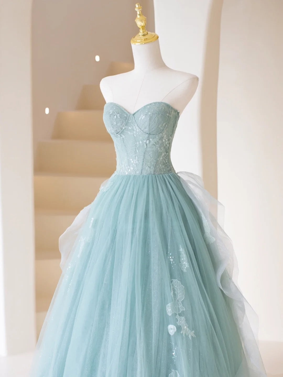 Niedliches, trägerloses, hellblaues Tüll-Abendkleid – ein echter Hingucker zum 19. Geburtstag (Modell N203).