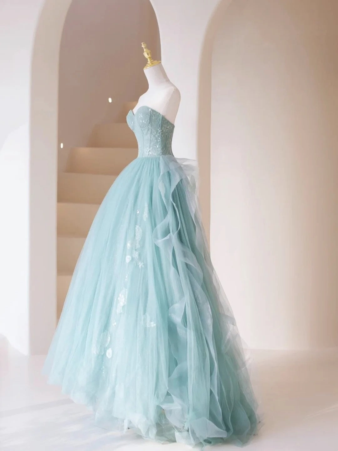 Niedliches, trägerloses, hellblaues Tüll-Abendkleid – ein echter Hingucker zum 19. Geburtstag (Modell N203).