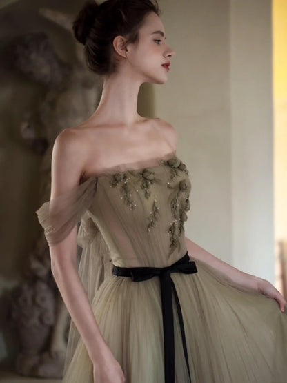 Bezauberndes, schulterfreies, olivgrünes Tüll-Abendkleid – das perfekte Outfit für den 18. Geburtstag (Modell A858).