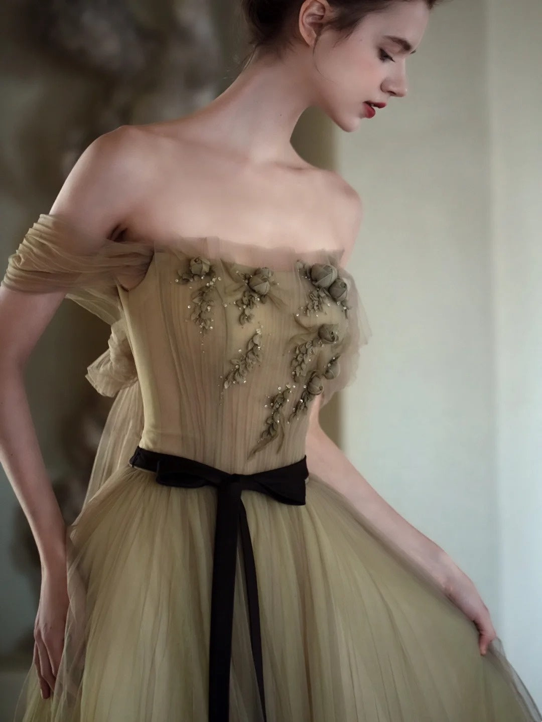 Bezauberndes, schulterfreies, olivgrünes Tüll-Abendkleid – das perfekte Outfit für den 18. Geburtstag (Modell A858).