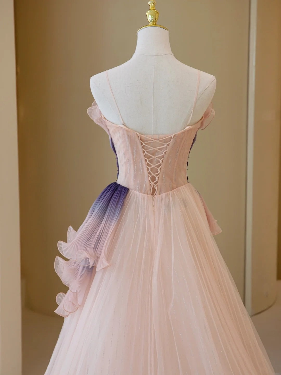 Elegantes, trägerloses Ballkleid in zartem Rosa aus Tüll – Inspiration für formelle Abendkleider und Partykleider (Modell N202)