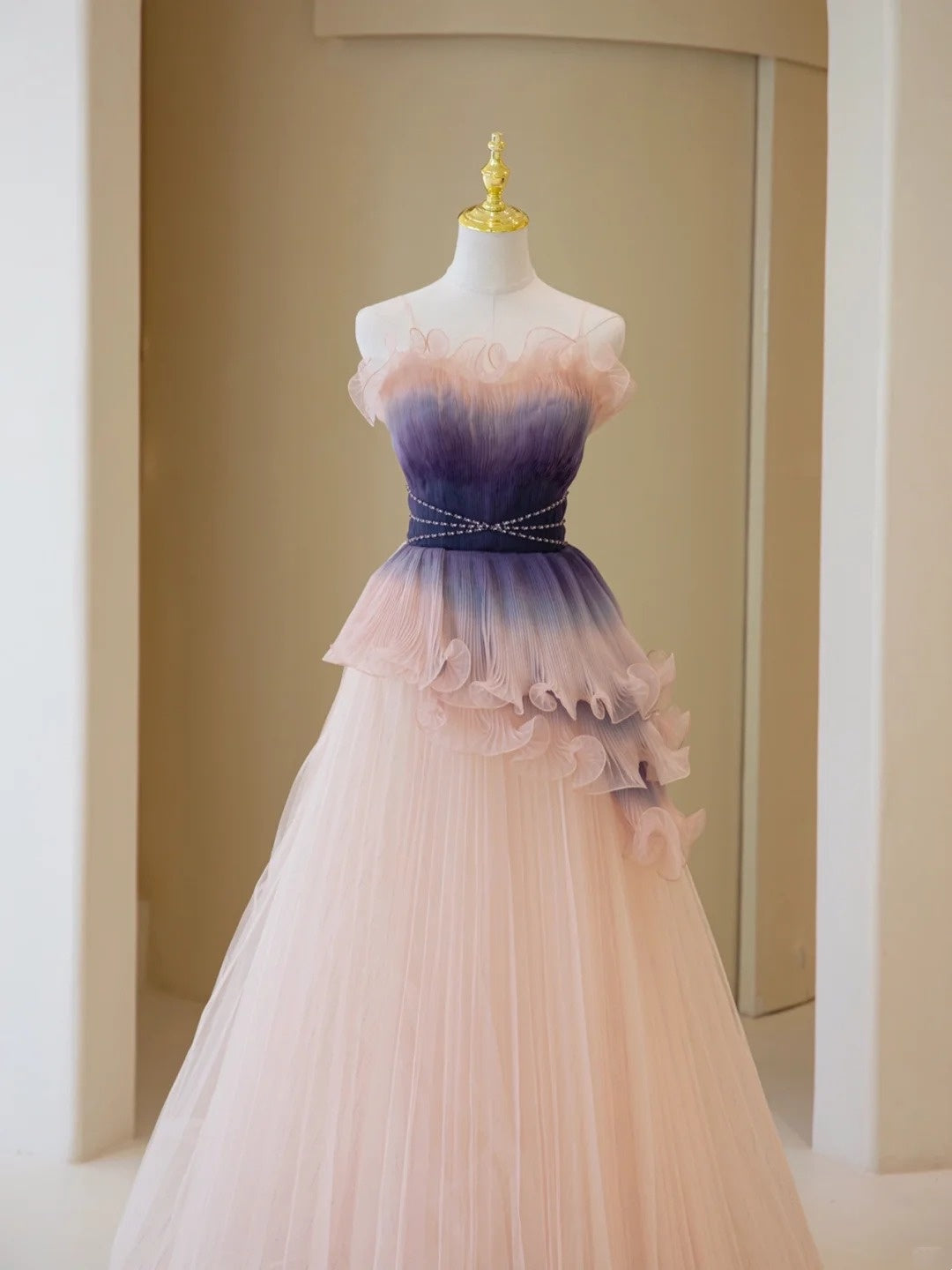 Elegantes, trägerloses Ballkleid in zartem Rosa aus Tüll – Inspiration für formelle Abendkleider und Partykleider (Modell N202)