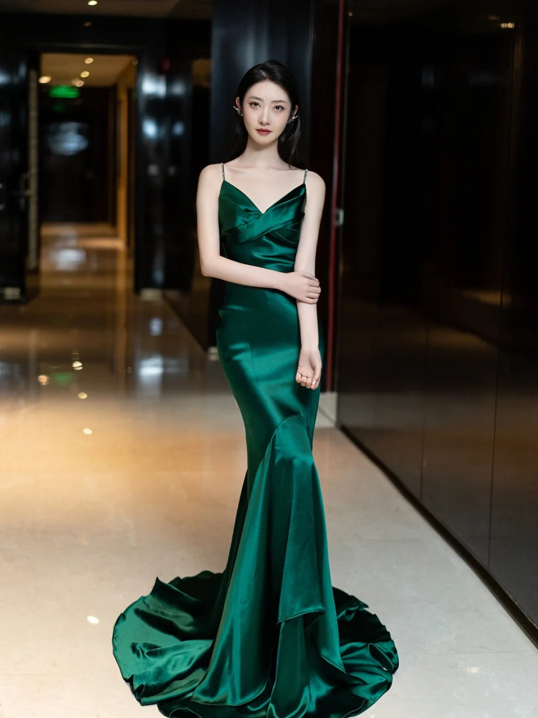 Robe de bal longue en satin vert émeraude foncé, dos nu, bretelles spaghetti, style sirène, inspiration robe de bal N300
