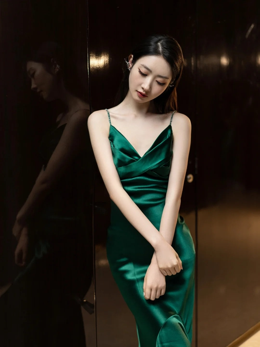 Robe de bal longue en satin vert émeraude foncé, dos nu, bretelles spaghetti, style sirène, inspiration robe de bal N300