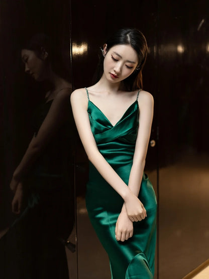Robe de bal longue en satin vert émeraude foncé, dos nu, bretelles spaghetti, style sirène, inspiration robe de bal N300