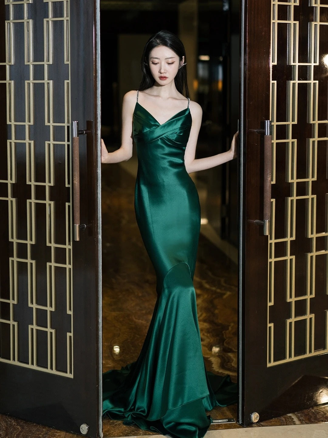 Robe de bal longue en satin vert émeraude foncé, dos nu, bretelles spaghetti, style sirène, inspiration robe de bal N300