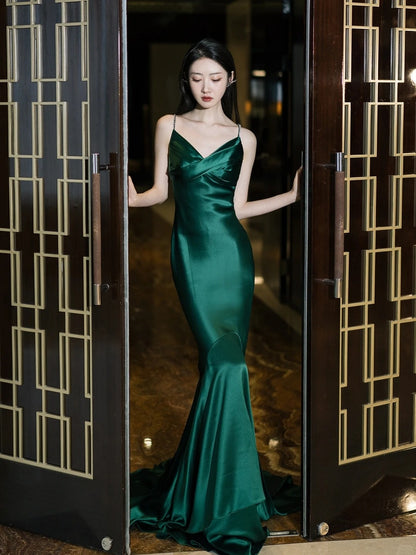 Robe de bal longue en satin vert émeraude foncé, dos nu, bretelles spaghetti, style sirène, inspiration robe de bal N300