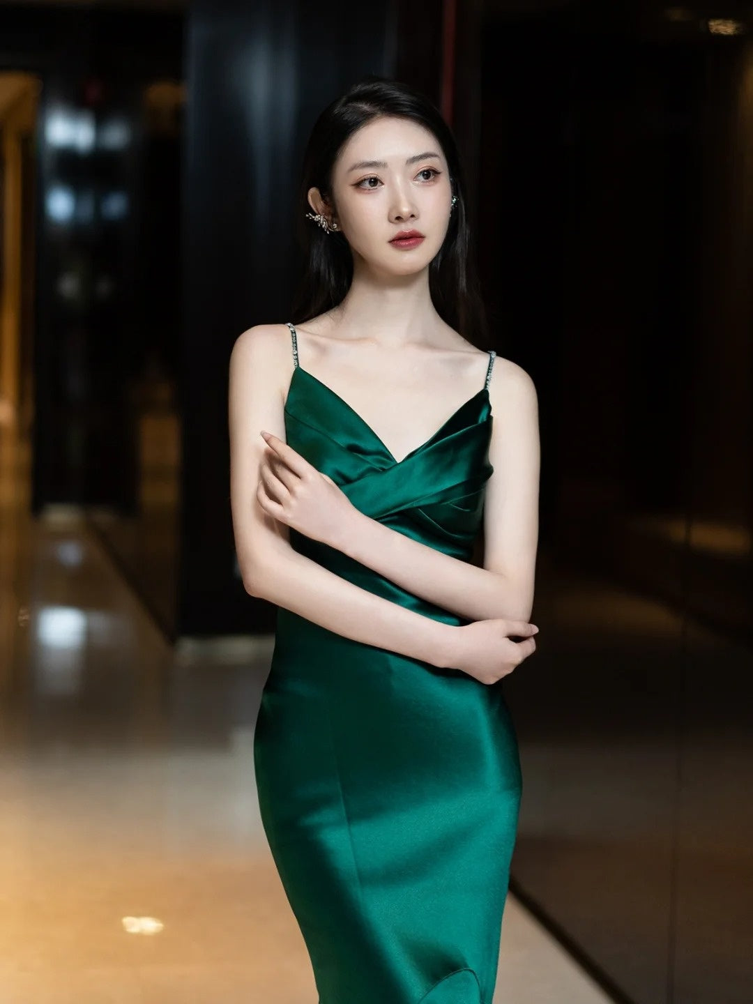 Robe de bal longue en satin vert émeraude foncé, dos nu, bretelles spaghetti, style sirène, inspiration robe de bal N300