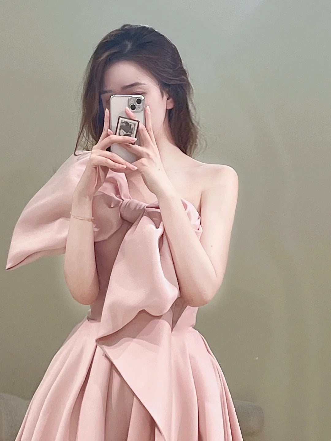 Robe de bal longue rose satinée, bustier, coupe trapèze, ornée d'un nœud papillon. Idéale pour un 18e anniversaire. Modèle N301.
