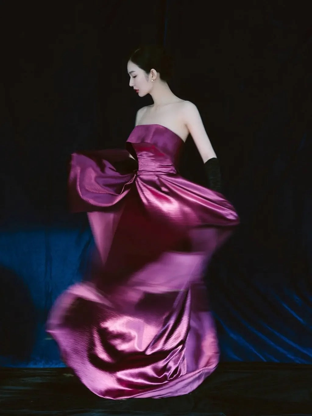 Sexy, trägerloses, fuchsiafarbenes Satin-Abendkleid in A-Linie mit Schlitz – ein echter Hingucker zum 18. Geburtstag (Modell N302).