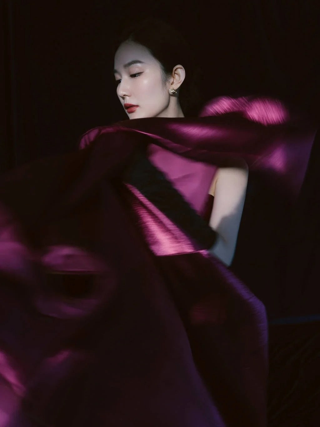 Sexy, trägerloses, fuchsiafarbenes Satin-Abendkleid in A-Linie mit Schlitz – ein echter Hingucker zum 18. Geburtstag (Modell N302).