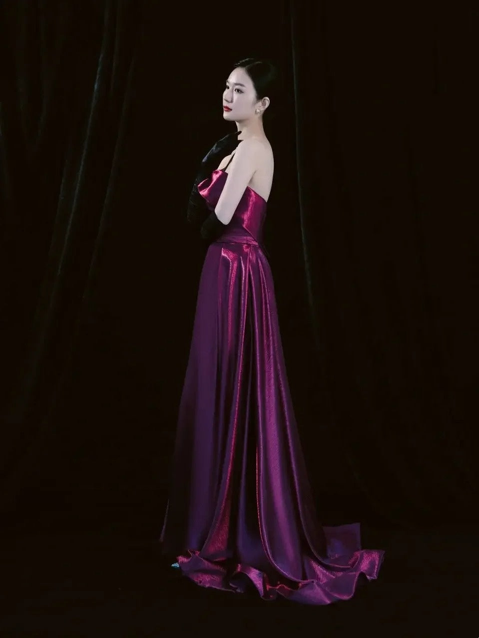 Sexy, trägerloses, fuchsiafarbenes Satin-Abendkleid in A-Linie mit Schlitz – ein echter Hingucker zum 18. Geburtstag (Modell N302).