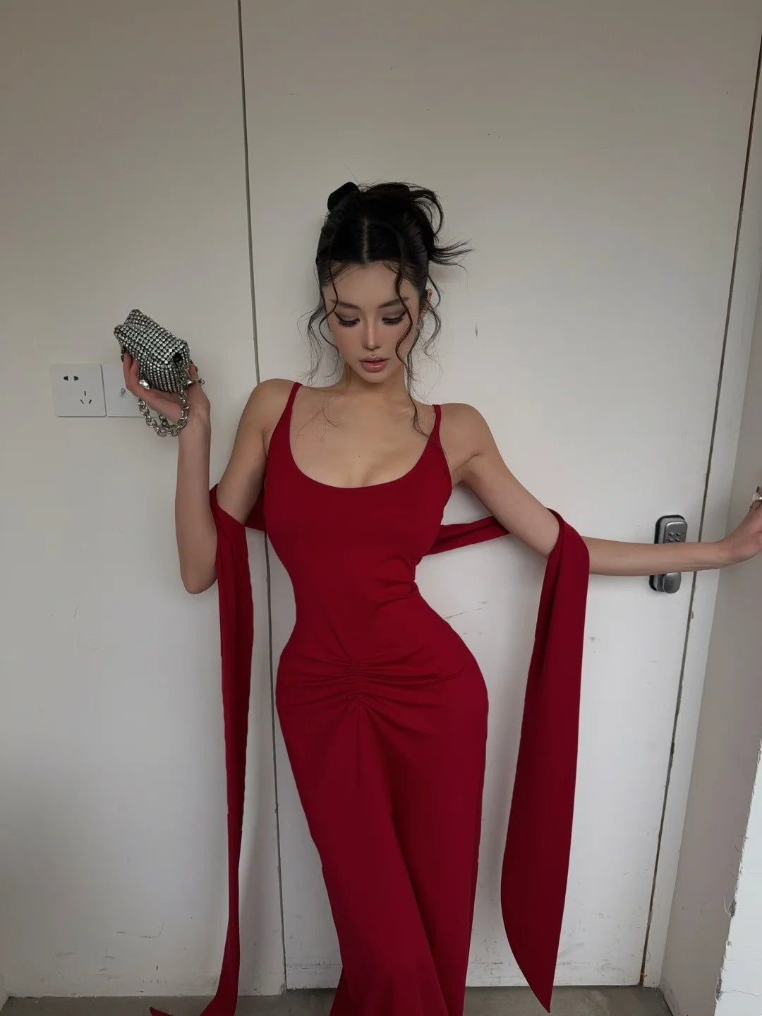 Robe de bal longue rouge vif à fines bretelles et foulard, style sirène, inspiration robe de bal formelle N463