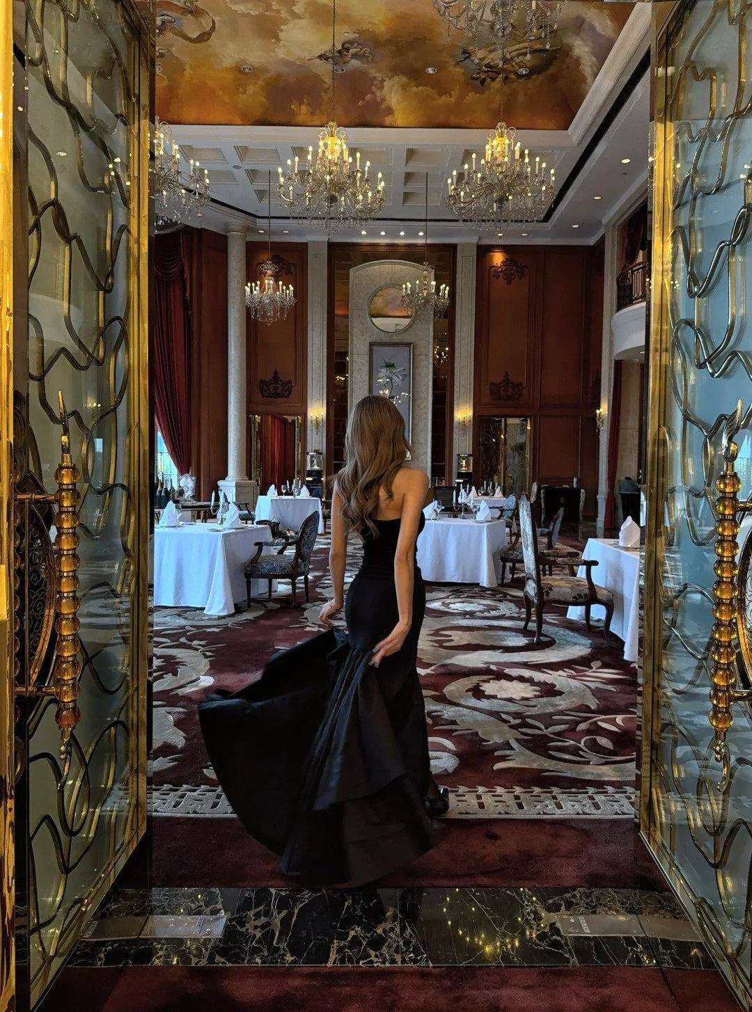 Robe de bal sirène chic sans bretelles en satin noir à volants, longue robe de soirée d'anniversaire, N473